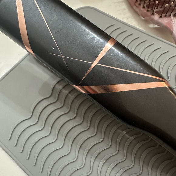 Paul Mitchell Pro Tools Flat Iron in Black and Pink - Picture 5 of 6